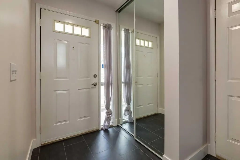318 Hawkstone Manor NW Calgary AB T3G 3X2