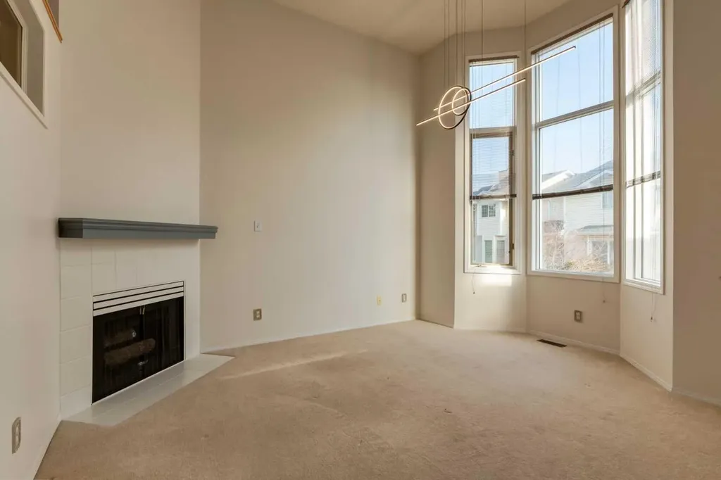318 Hawkstone Manor NW Calgary AB T3G 3X2