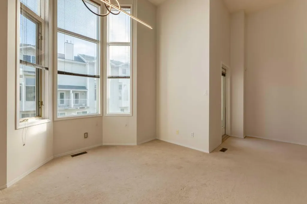 318 Hawkstone Manor NW Calgary AB T3G 3X2