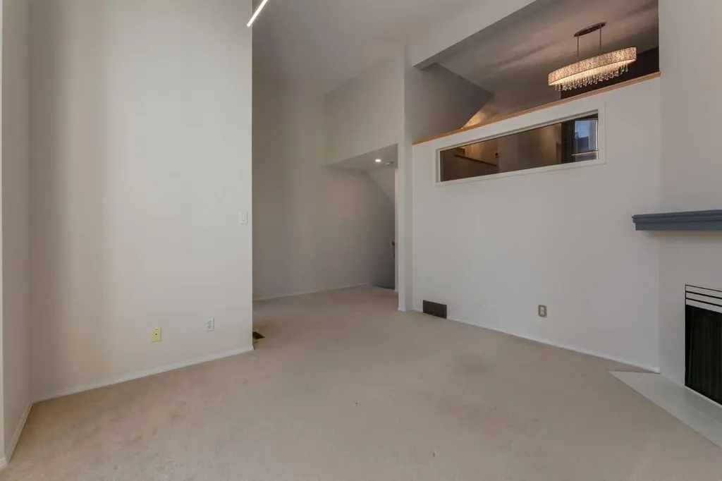 318 Hawkstone Manor NW Calgary AB T3G 3X2