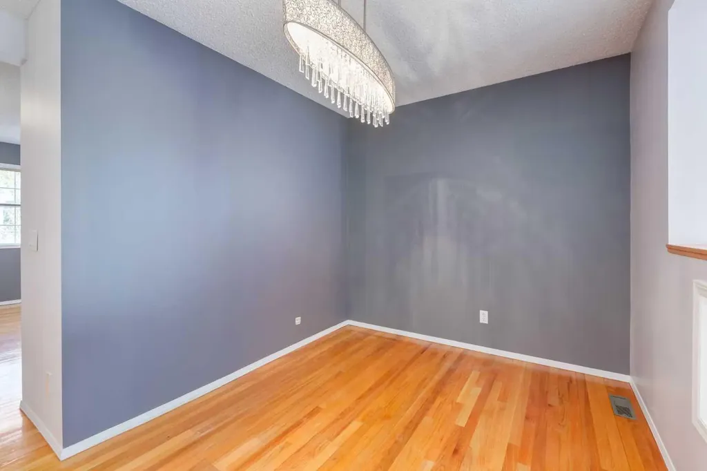 318 Hawkstone Manor NW Calgary AB T3G 3X2