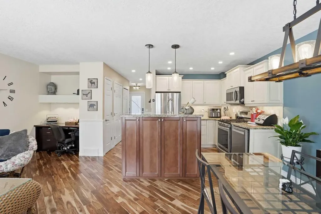 161 Douglas Glen Heath SE Calgary AB T2Z 2N1
