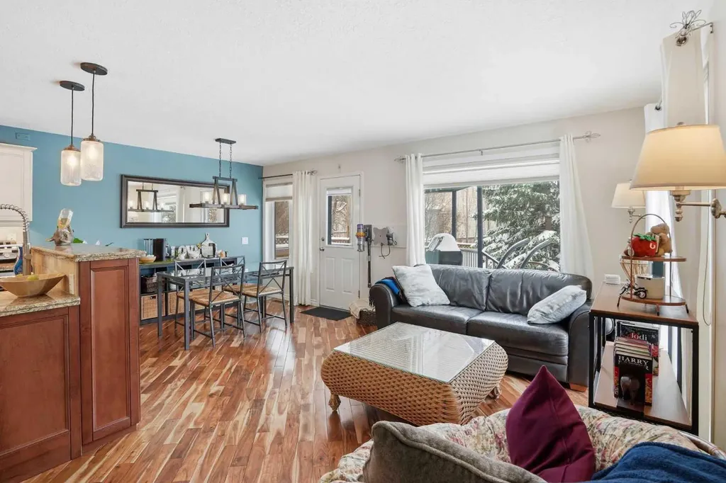 161 Douglas Glen Heath SE Calgary AB T2Z 2N1