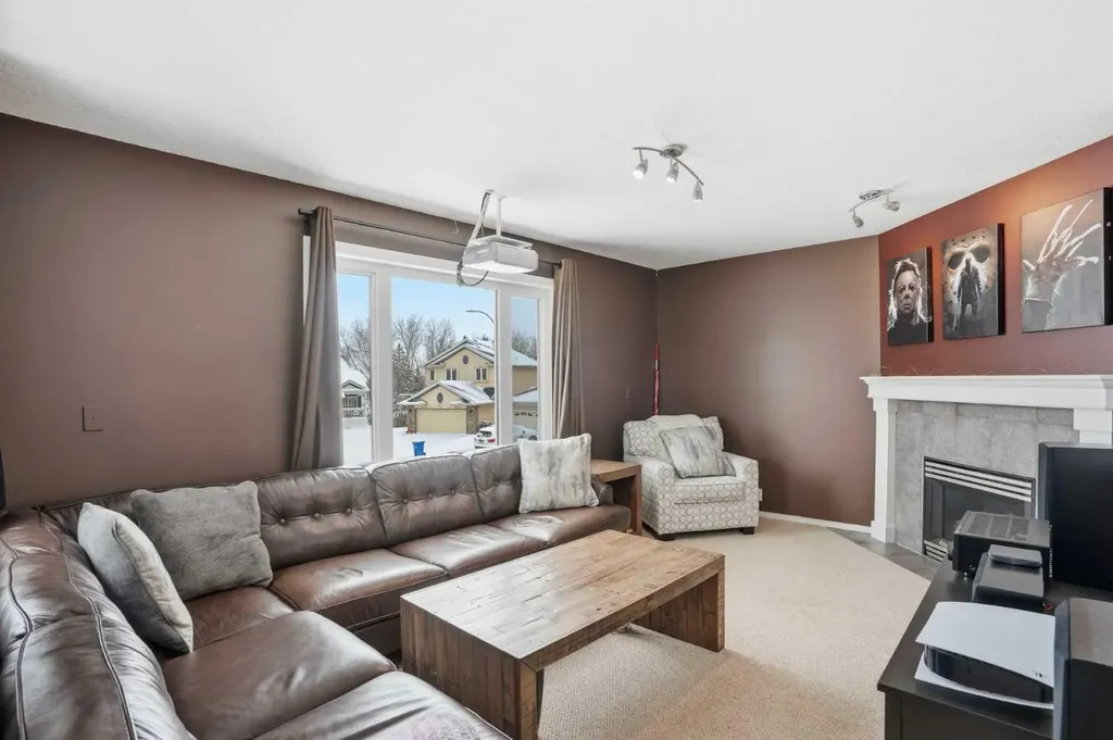 161 Douglas Glen Heath SE Calgary AB T2Z 2N1