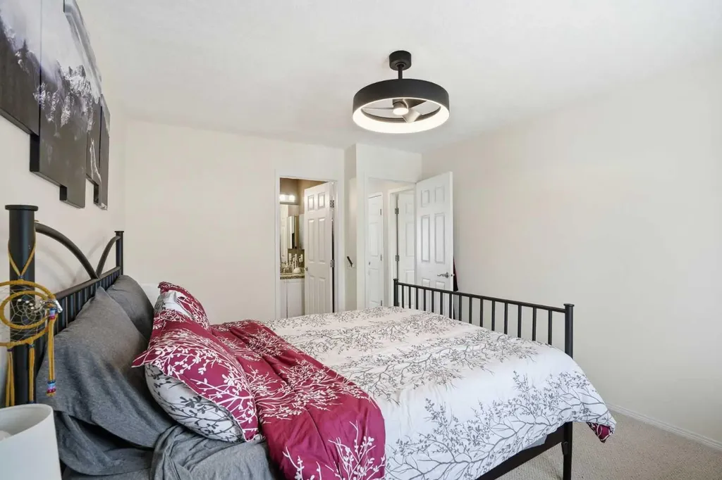 161 Douglas Glen Heath SE Calgary AB T2Z 2N1