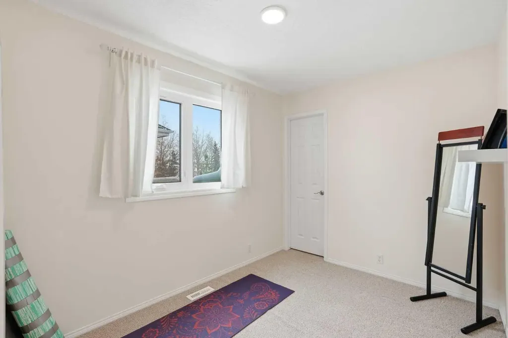 161 Douglas Glen Heath SE Calgary AB T2Z 2N1