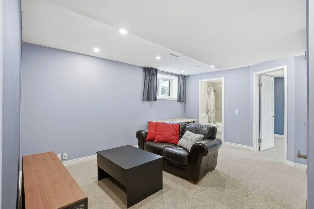 161 Douglas Glen Heath SE Calgary AB T2Z 2N1
