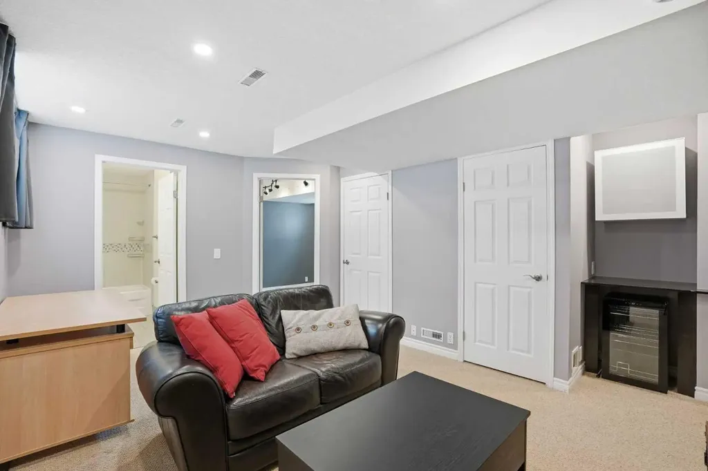 161 Douglas Glen Heath SE Calgary AB T2Z 2N1