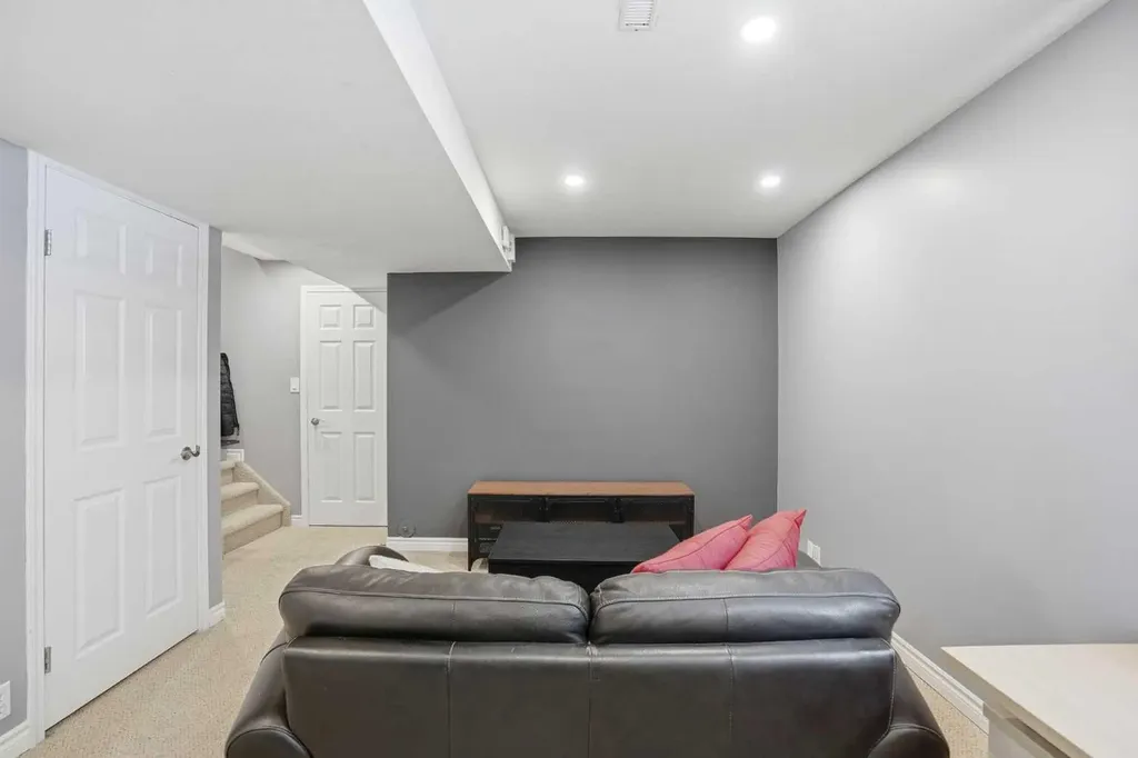 161 Douglas Glen Heath SE Calgary AB T2Z 2N1