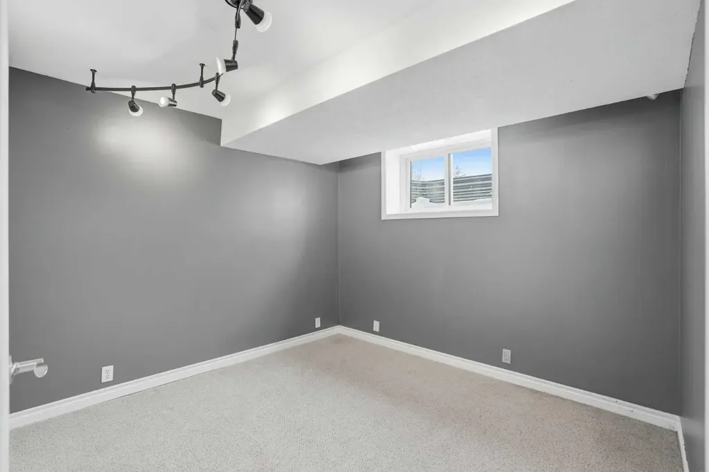 161 Douglas Glen Heath SE Calgary AB T2Z 2N1