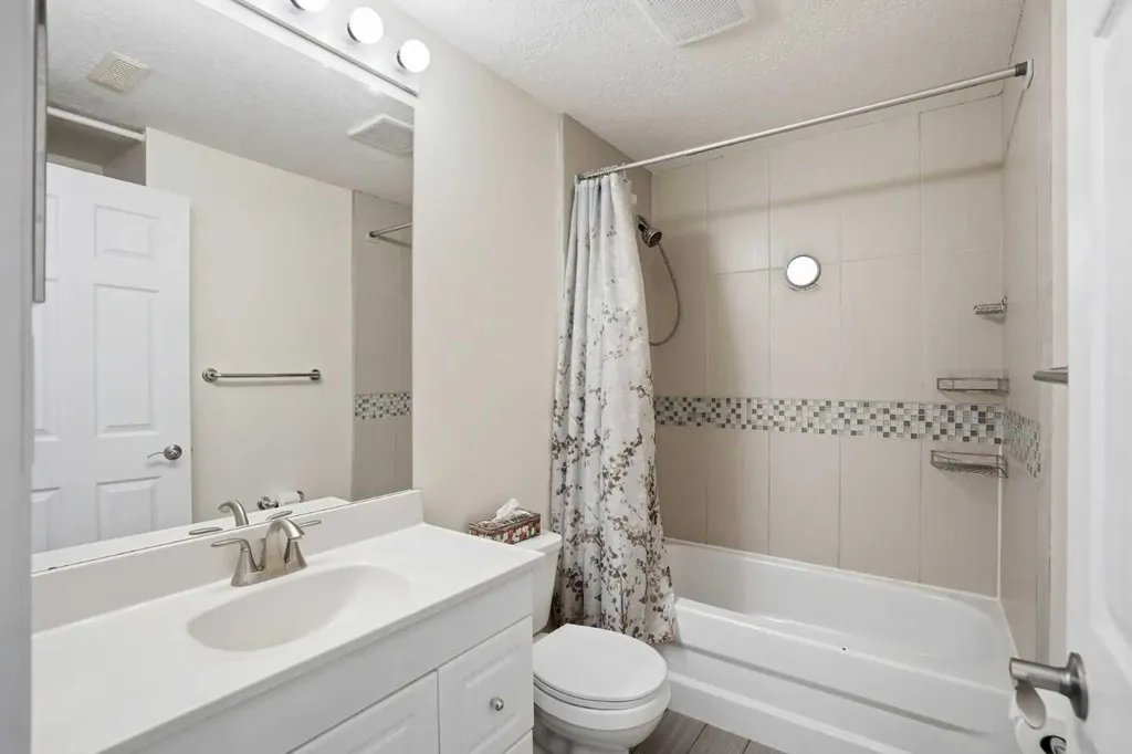 161 Douglas Glen Heath SE Calgary AB T2Z 2N1