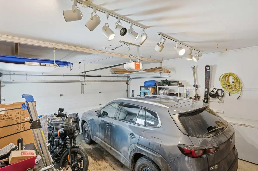 161 Douglas Glen Heath SE Calgary AB T2Z 2N1