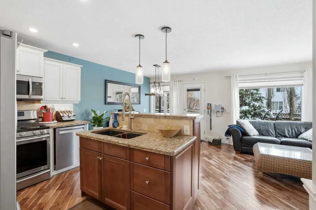 161 Douglas Glen Heath SE Calgary AB T2Z 2N1