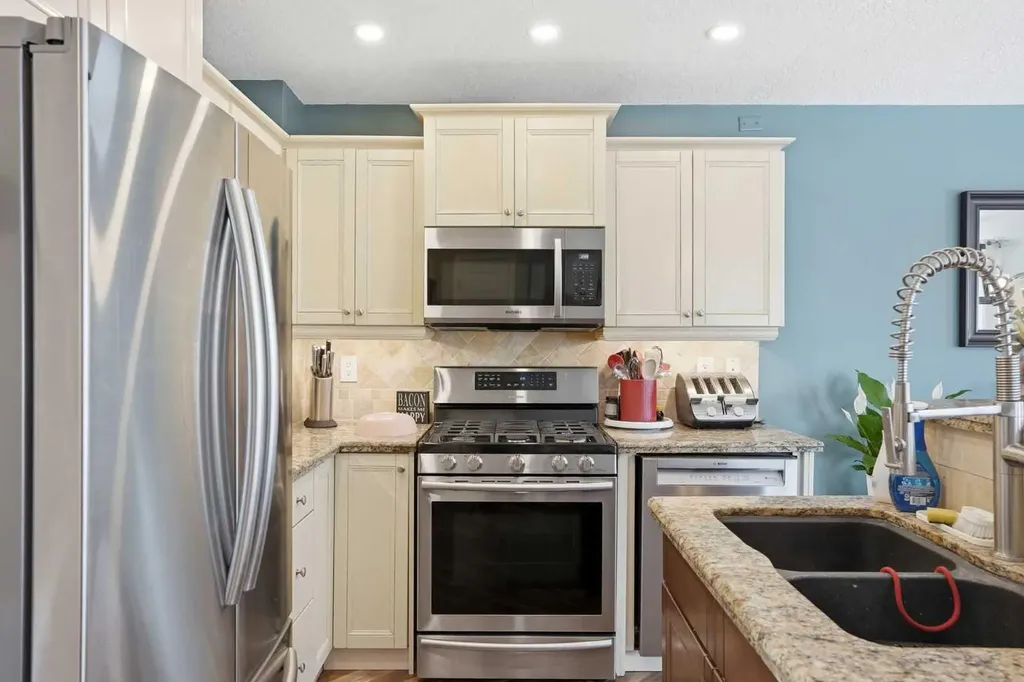 161 Douglas Glen Heath SE Calgary AB T2Z 2N1