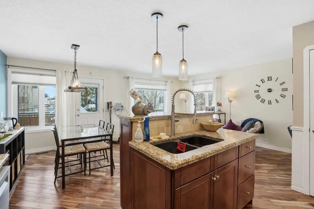 161 Douglas Glen Heath SE Calgary AB T2Z 2N1