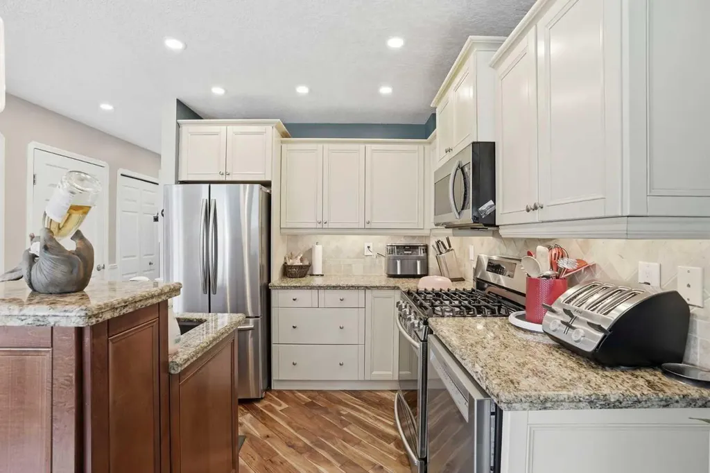 161 Douglas Glen Heath SE Calgary AB T2Z 2N1