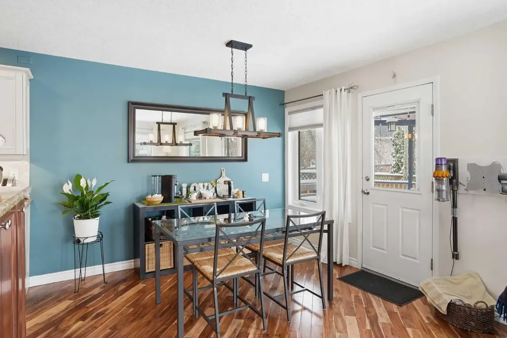 161 Douglas Glen Heath SE Calgary AB T2Z 2N1