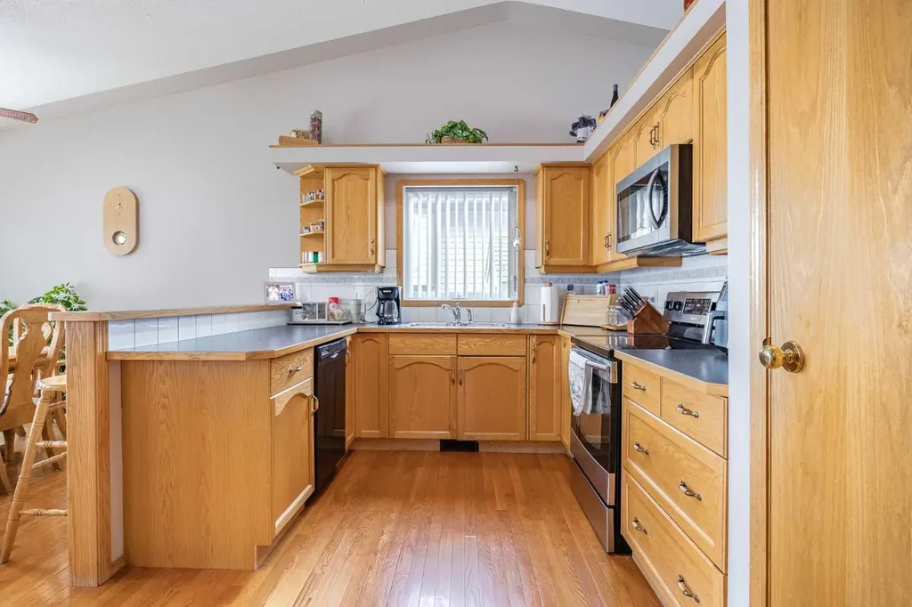 27 Upland Manor Brooks AB T1R 1L4