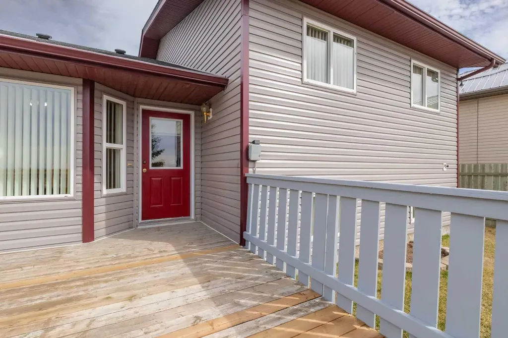 27 Upland Manor Brooks AB T1R 1L4