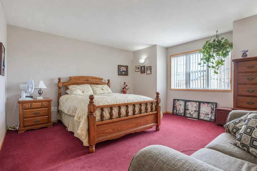 27 Upland Manor Brooks AB T1R 1L4