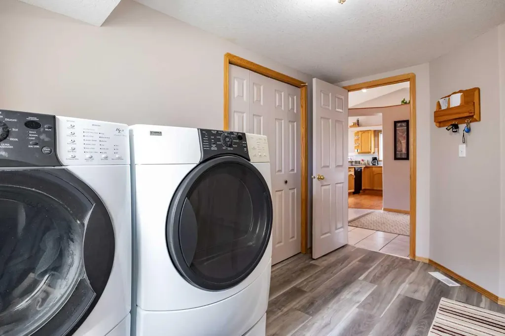 27 Upland Manor Brooks AB T1R 1L4