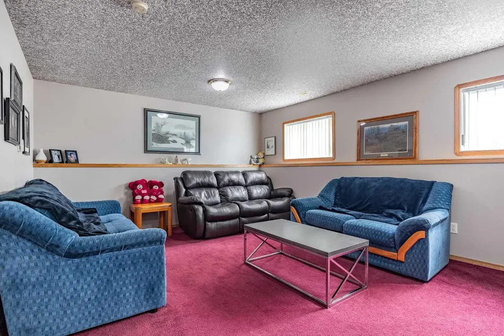 27 Upland Manor Brooks AB T1R 1L4