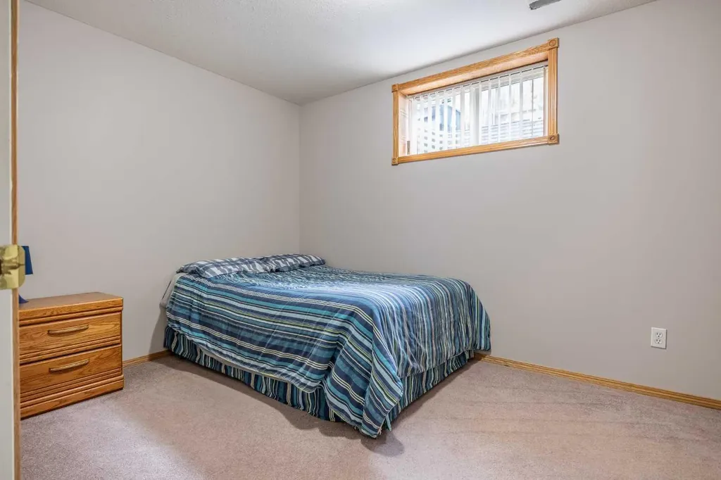 27 Upland Manor Brooks AB T1R 1L4