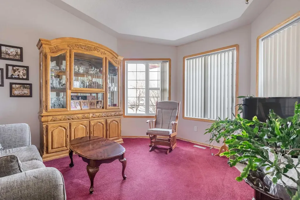 27 Upland Manor Brooks AB T1R 1L4