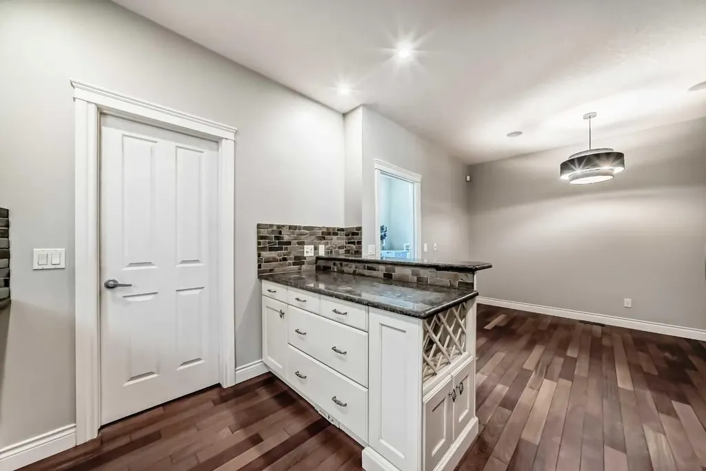 1444 40 Street SW Calgary AB T3C 1W7