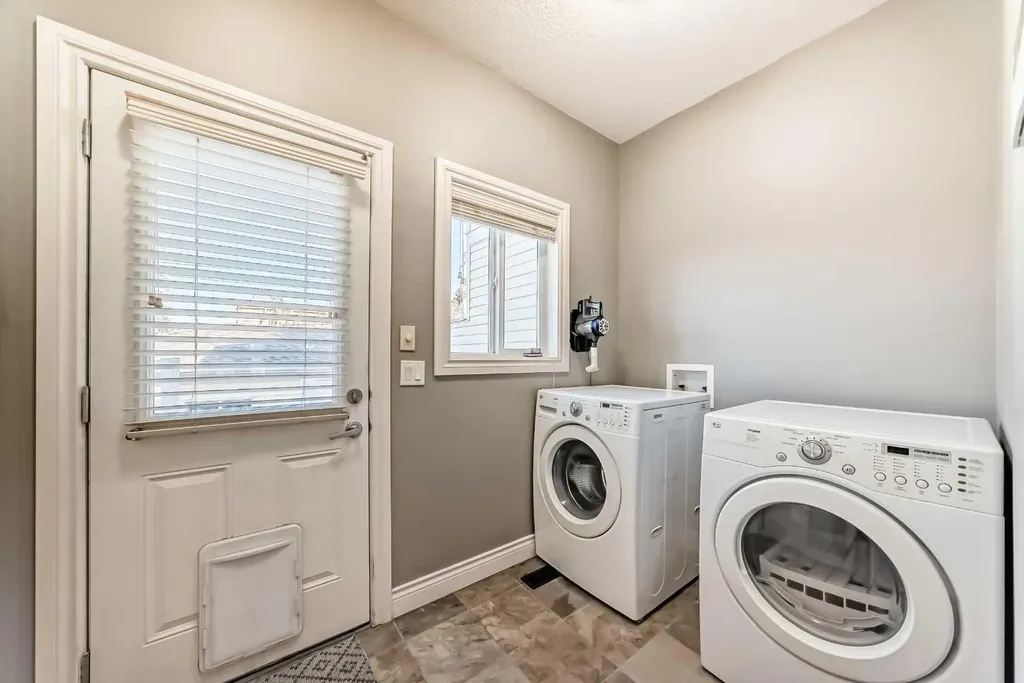 1444 40 Street SW Calgary AB T3C 1W7