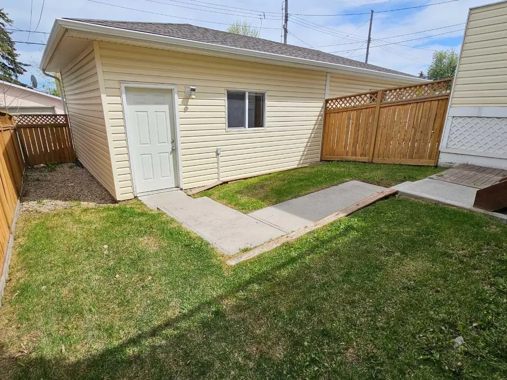 1444 40 Street SW Calgary AB T3C 1W7