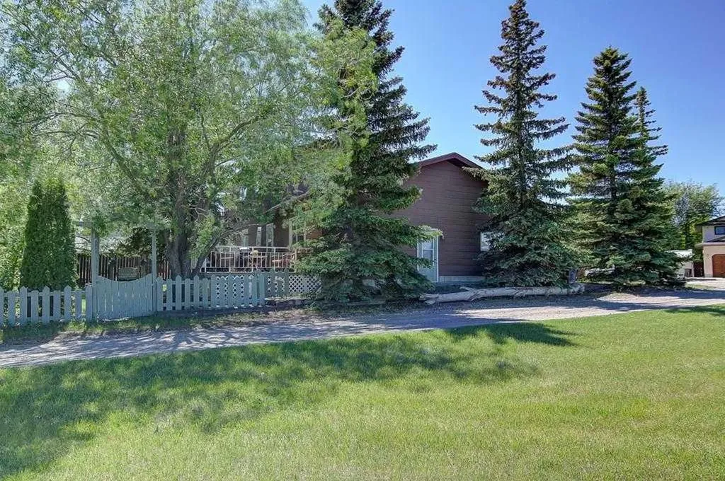 51 Parkwood Crescent Strathmore AB T1P 1H5
