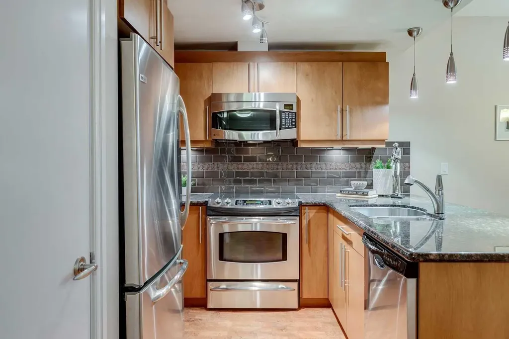 817 15 Avenue SW Calgary AB T2R 0H8
