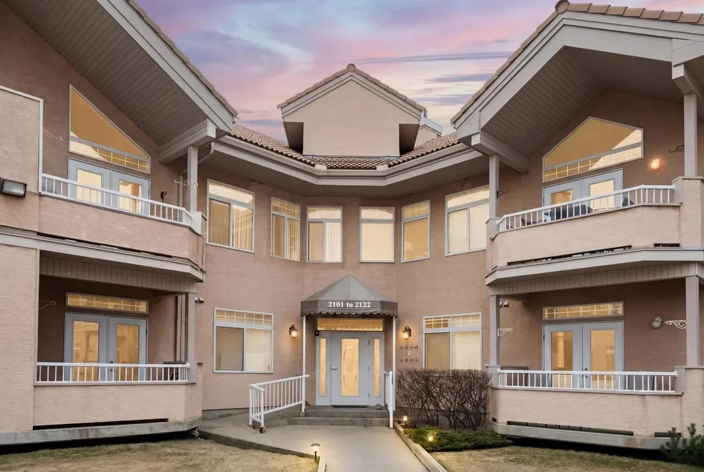 2107 Patterson View SW Calgary AB T3H 3J9
