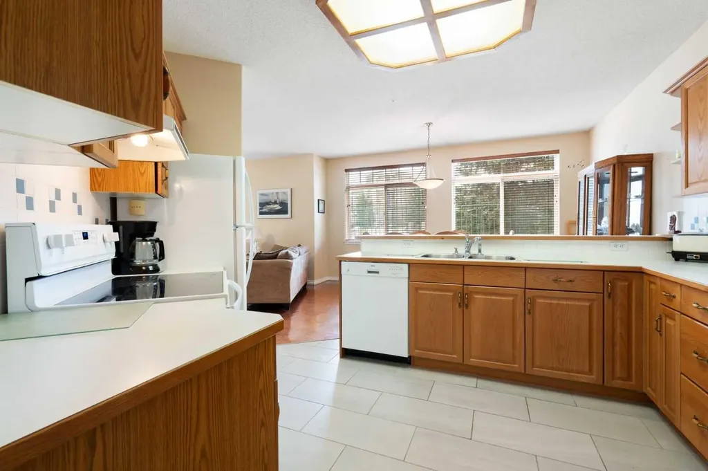 2107 Patterson View SW Calgary AB T3H 3J9