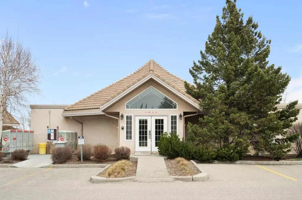 2107 Patterson View SW Calgary AB T3H 3J9