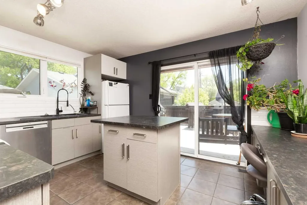 1832 7 Avenue N Lethbridge AB T1H 0Y7