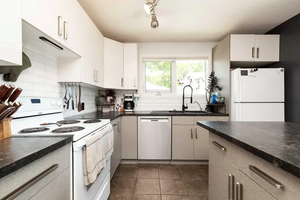 1832 7 Avenue N Lethbridge AB T1H 0Y7