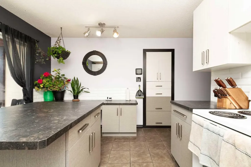 1832 7 Avenue N Lethbridge AB T1H 0Y7