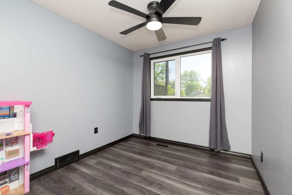 1832 7 Avenue N Lethbridge AB T1H 0Y7