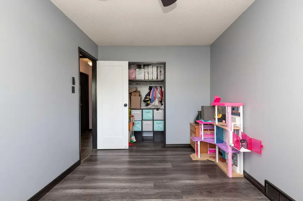 1832 7 Avenue N Lethbridge AB T1H 0Y7