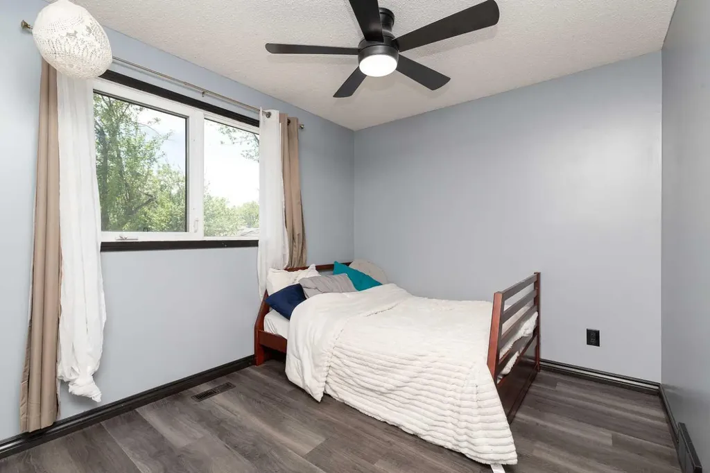1832 7 Avenue N Lethbridge AB T1H 0Y7