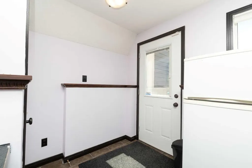 1832 7 Avenue N Lethbridge AB T1H 0Y7