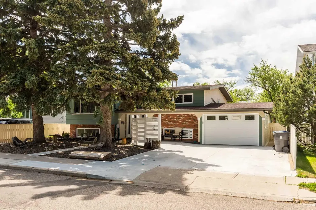 1832 7 Avenue N Lethbridge AB T1H 0Y7
