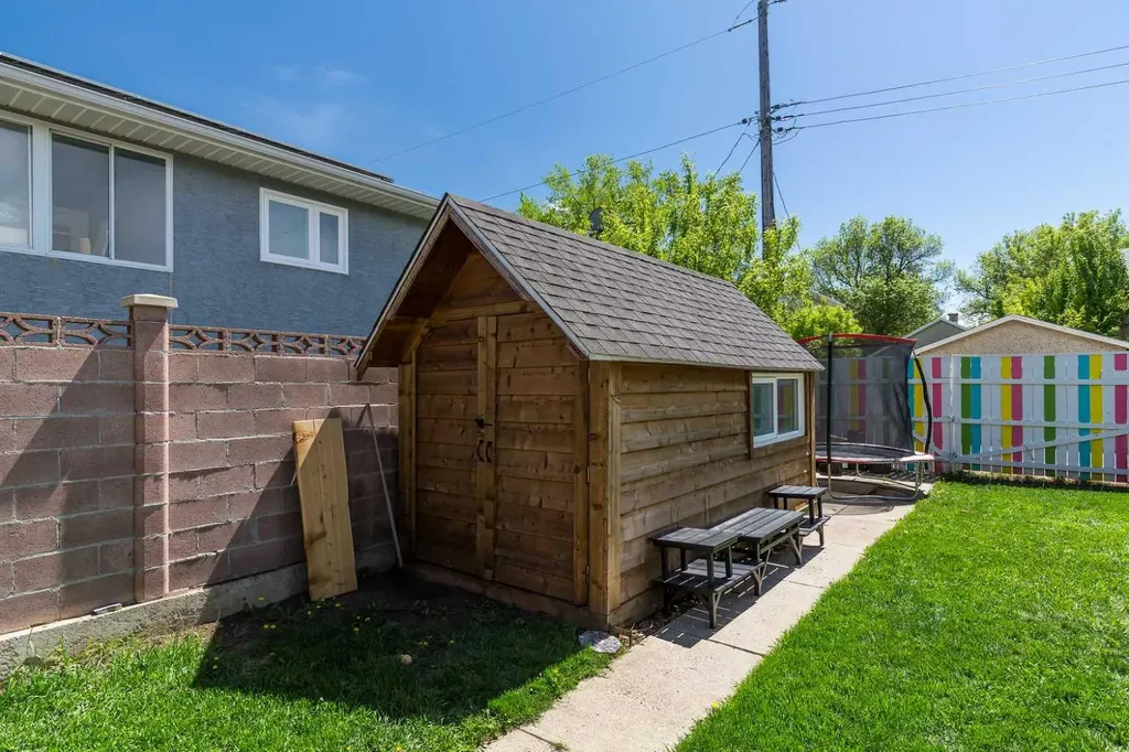 1832 7 Avenue N Lethbridge AB T1H 0Y7