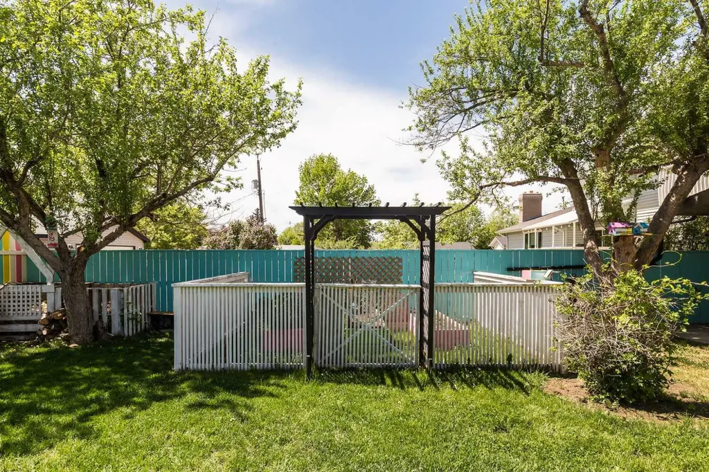 1832 7 Avenue N Lethbridge AB T1H 0Y7
