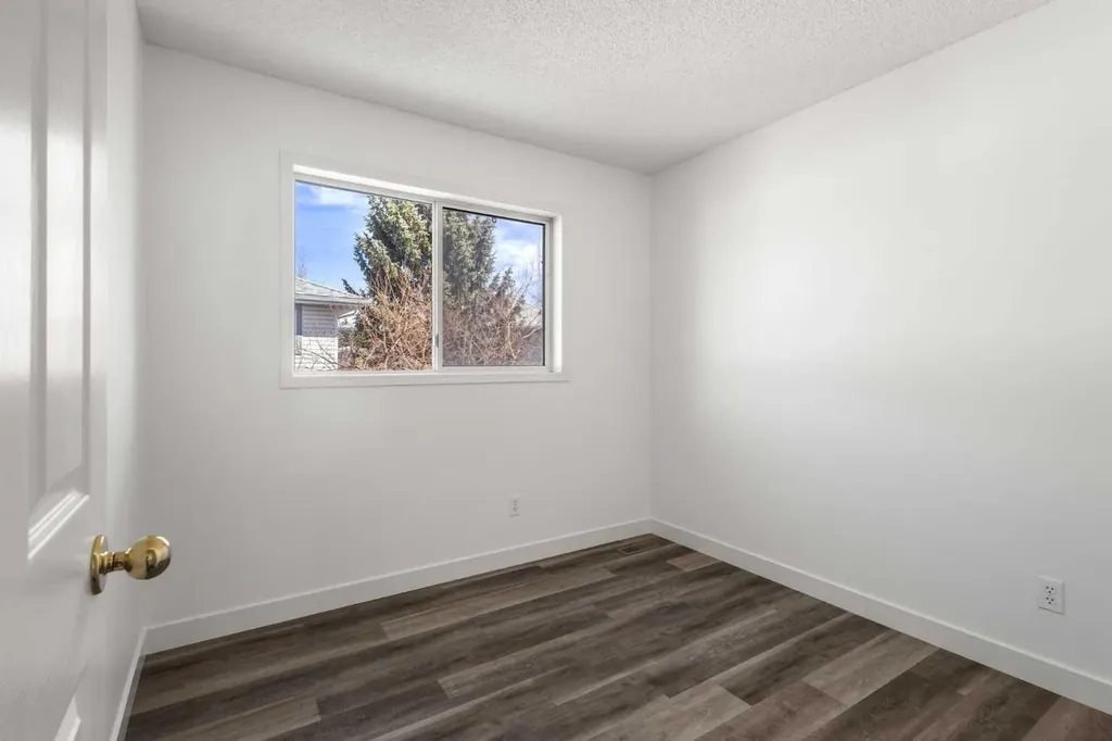 52 Kingsland Court SW Calgary AB T2V0S2