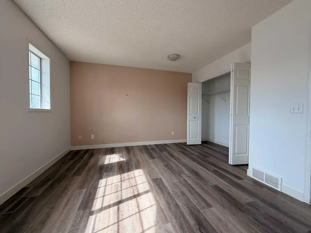 52 Kingsland Court SW Calgary AB T2V0S2