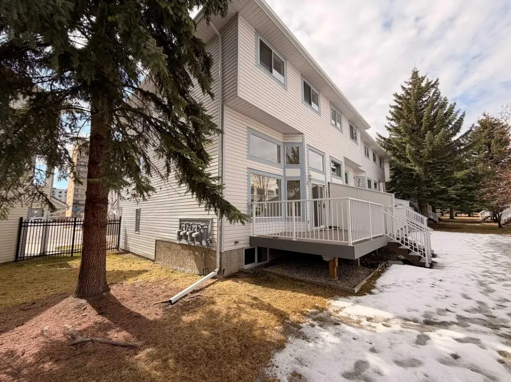 52 Kingsland Court SW Calgary AB T2V0S2