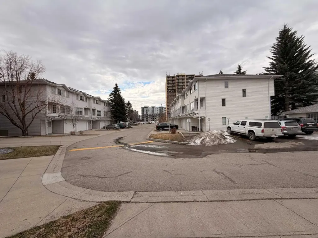 52 Kingsland Court SW Calgary AB T2V0S2